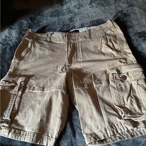 Hollister Cargo Shorts size 33 in very good condition. No stains or stains.